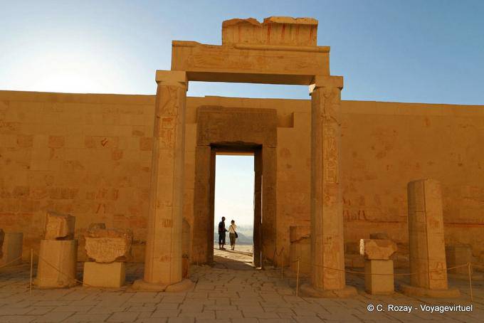 Tür in rosa Granit, Amon die herrlichen Denkmäler genannt, Blick von innen den Hof hinter dem dritten Rahmen, Hatschepsut-Tempel - Aegypten