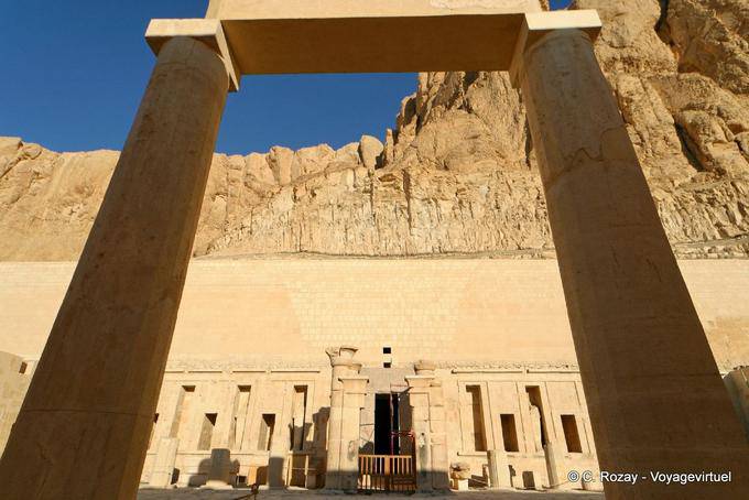 Der Zugriff auf die Veranda vor dem Schrein des Amun, Hatschepsut, fünften Königin der achtzehnten Dynastie - Aegypten
