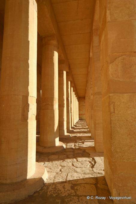 Sonne und Schatten auf der Spalte protodorique Art Tempel der Hatschepsut - Aegypten