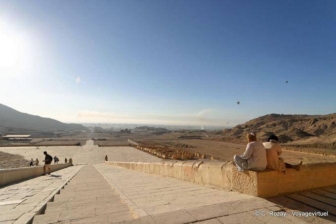 Ansicht der Vorinstanzen, Treppen und das Tal seit der letzten Terrasse Website der Hatschepsut - Aegypten