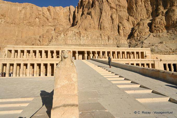 Der Portikus von Punt und die Rampe in den Tempel der Hatschepsut - Aegypten