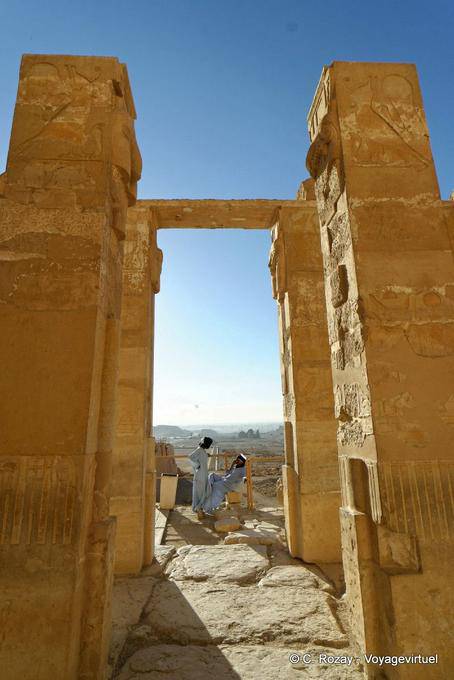 Beduinen vor der Kapelle von Hathor, Tempel der Hatschepsut - Aegypten
