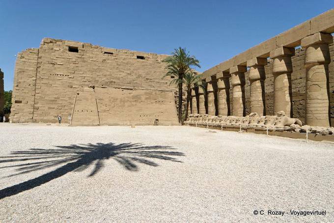 Handflächenschatten im Innenhof mit Blick auf den zweiten Pylon, Karnak-Tempel - Aegypten