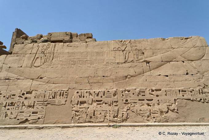 Heiliges Schiff in Flachrelief, Tempel von Karnak - Aegypten