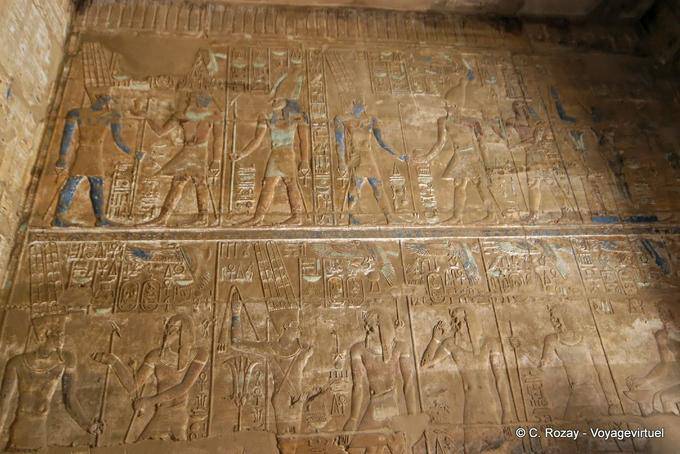 Fresko der Götter und Pharaonen mit Farbresten, Karnak-Tempel - Aegypten