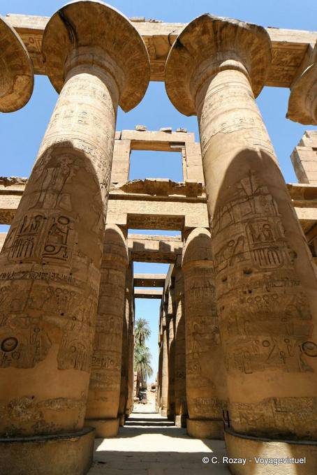 Papyrus-Spalten in der Halle an Amun-Re, Karnak-Tempel gewidmet - Aegypten