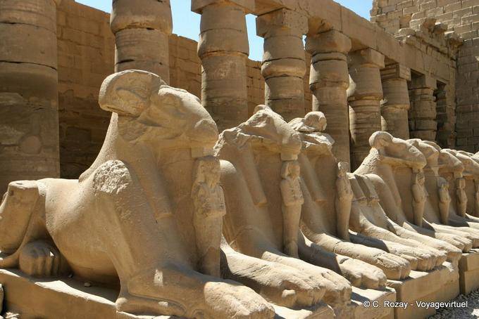 Row von Sphinx Bubastites Portikus des ersten Hofes, Karnak-Tempel - Aegypten