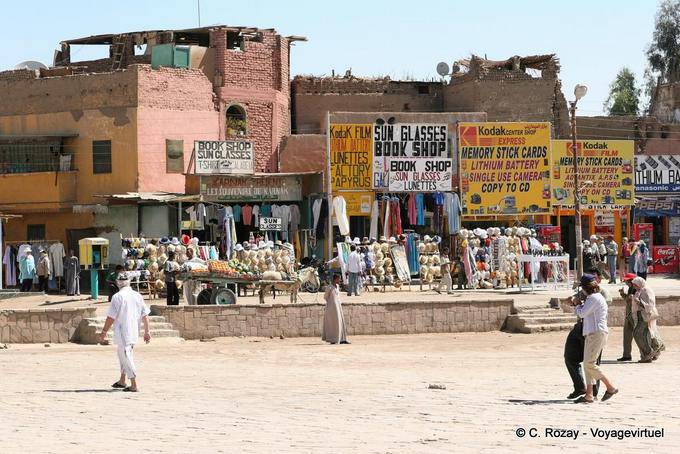 Die Touristenläden an der Austrittsstelle von Karnak - Aegypten