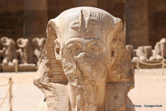 Pharao-Statue entstellt, Karnak-Tempel - Aegypten