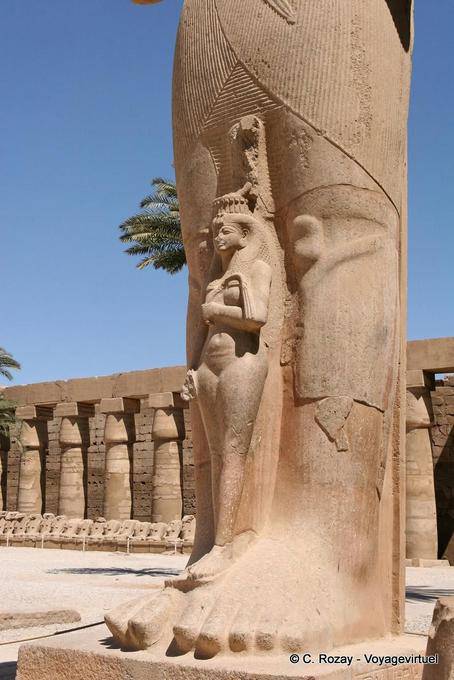 Ddie Bentata Prinzessin, zwischen den Beinen von Ramses II (Bent-Anat), Karnak-Tempel platziert - Aegypten