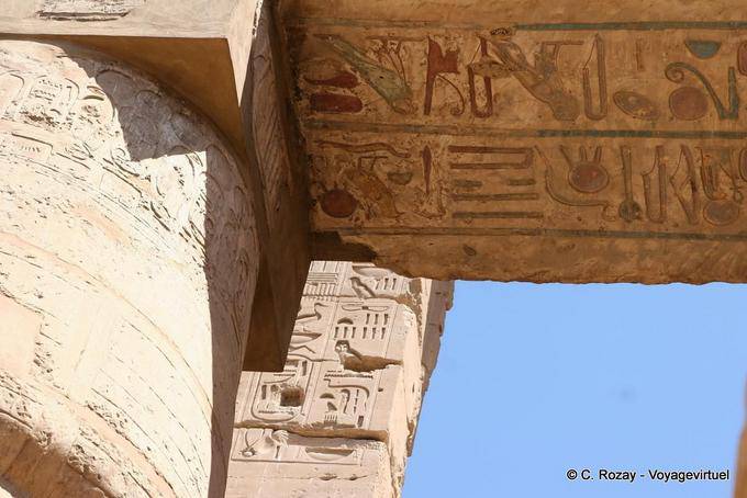 Farbe Hieroglyphen auf einem Sturz, Karnak-Tempel - Aegypten