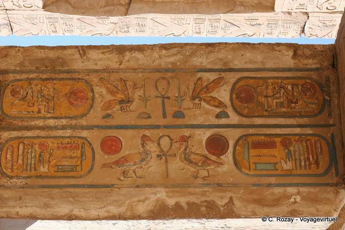 Farbige Patronen auf der Ankh, Karnak-Tempel - Aegypten
