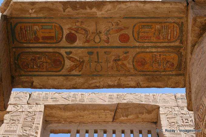 Lintel gemalt und Bildschirmwand, Schiff der große Tempel von Amun, Karnak-Tempel - Aegypten