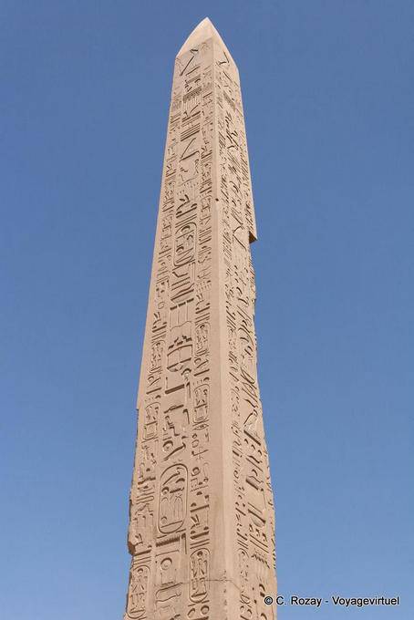 Konzentrieren Sie sich auf den Obelisken von Thutmosis I, Karnak Tempel - Aegypten