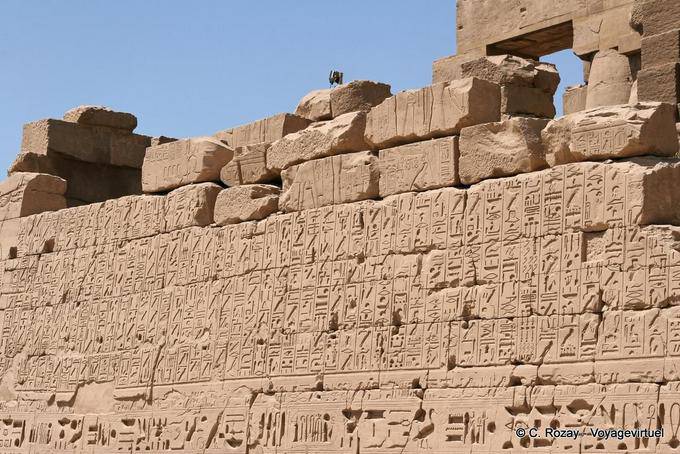 Panel-Hieroglyphen an der Wand geschnitzt, Tempel von Karnak - Aegypten