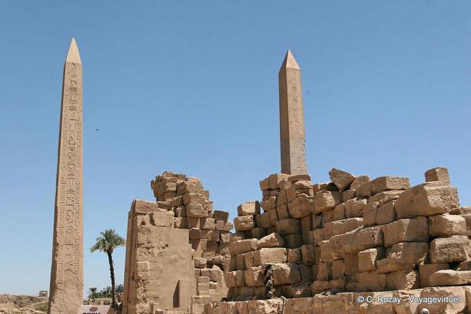Obelisken der Hatschepsut und Thutmosis Innenhof zwischen dem dritten und vierten Pylon, Karnak-Tempel - Aegypten
