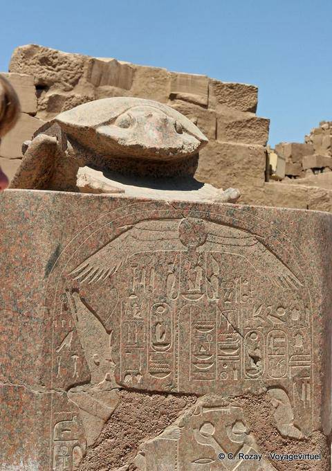 Scarab aus rosa Granit von Pharao Amenophis III gemacht, in der Nähe der heiligen See des Tempels von Karnak - Aegypten