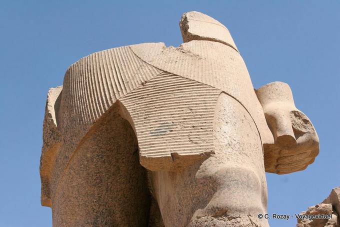 Konzentrieren Sie sich auf das Fragment eines kolossalen Skulpturen, Karnak-Tempel - Aegypten