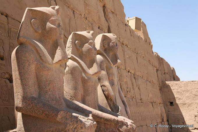 Die Gruppe der drei Statuen, siebten Pylon, Karnak-Tempel - Aegypten