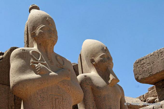 Zwei der vier Kolosse in rosa Granit, der die Tür des siebten Rahmen Pylon, Karnak-Tempel - Aegypten