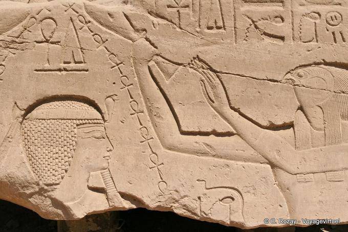 Horus und der König auf den falschen Bart, Erleichterung, Karnak-Tempel - Aegypten
