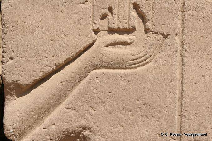 Hand hält ein Angebot Erleichterung Fragment, Karnak-Tempel - Aegypten