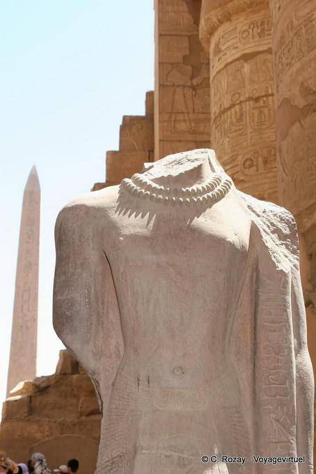Kopflose Statue trägt eine Halskette, Karnak-Tempel - Aegypten