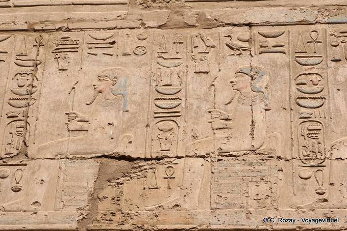 Farbmarkierungen auf saß Halten der Pharaonen war Zepter, Emblem der nome von Theben, Karnak - Aegypten