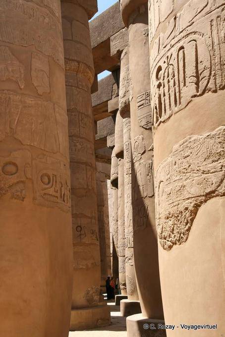 Zwischen den Säulen der Säulenhalle des Precinct von Amun-Re, Karnak - Aegypten