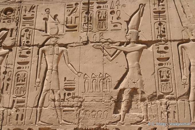 Angebot der Szene sphynx Horus vom König, Erleichterung, Karnak-Tempel - Aegypten
