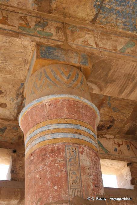 Akh-Menü, ein verzierter Spalte in der Halle, Karnak-Tempel - Aegypten