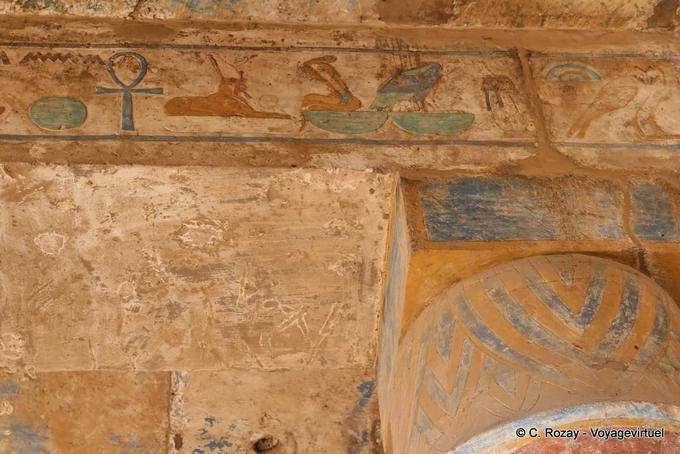 Dekoration auf der Spitze der Säule und Fenstersturz, Farben Zeit Akh-Menou, Karnak - Aegypten