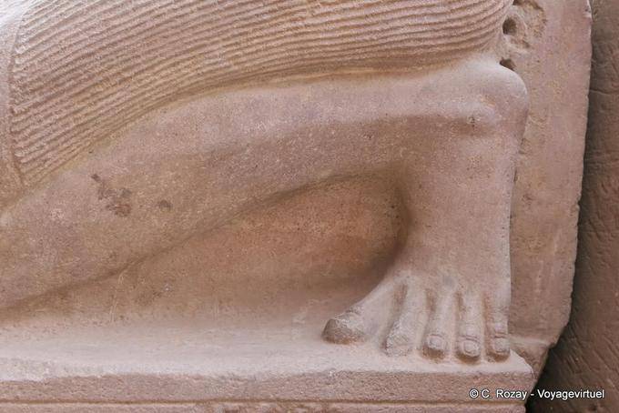 Nahaufnahme von einer geschnitzten Fuß, Karnak-Tempel - Aegypten