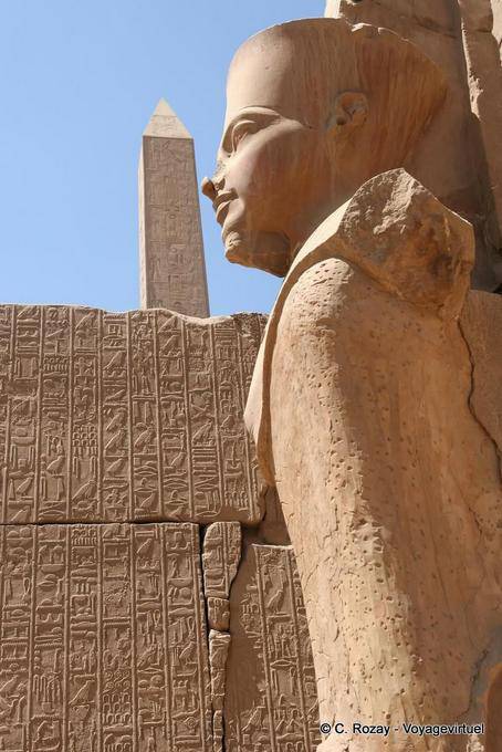 Crossing Perspektiven, Amon, Hieroglyphen und Anfang der Obelisk Karnak-Tempel - Aegypten