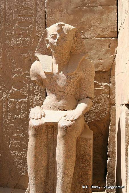 Karnak-Tempel-Statue Vorderansicht des Thutmosis III - Aegypten