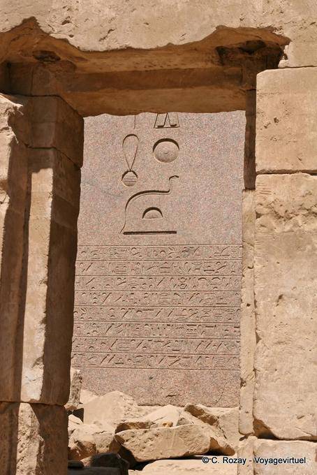 Zeichen und Hieroglyphen Stele von Karnak-Tempel - Aegypten