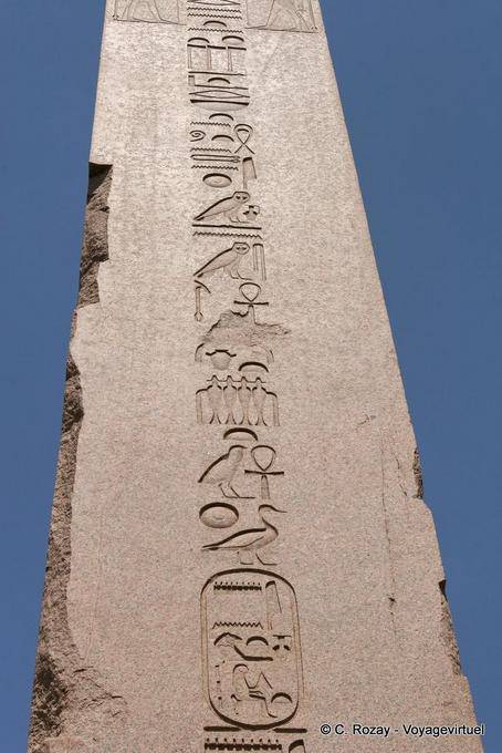 Hieroglyphenschrift auf Obelisk Karnak-Tempel - Aegypten