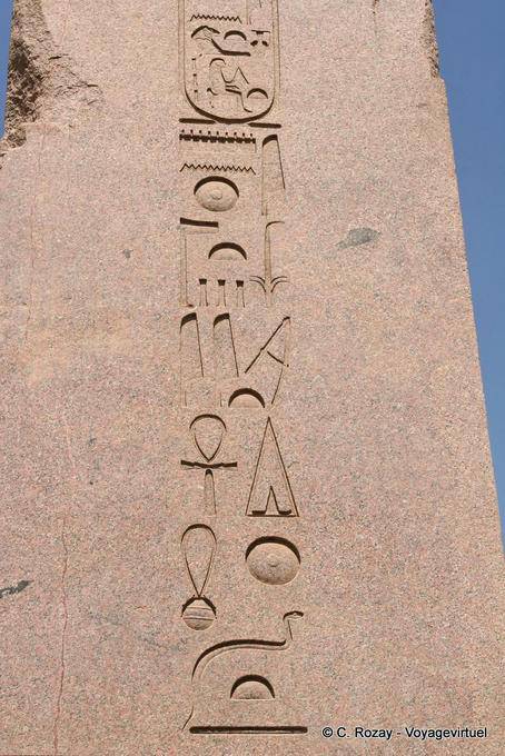 Karnak-Tempel, Nahaufnahme Hieroglyphen ein Obelisk - Aegypten