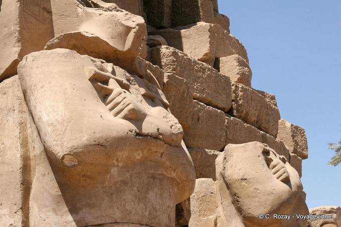 Statuen mit den gekreuzten Armen, die zwei Kreuze des Lebens (Ankh oder Anch), ein Zeichen der göttlichen Institution, Karnak - Aegypten