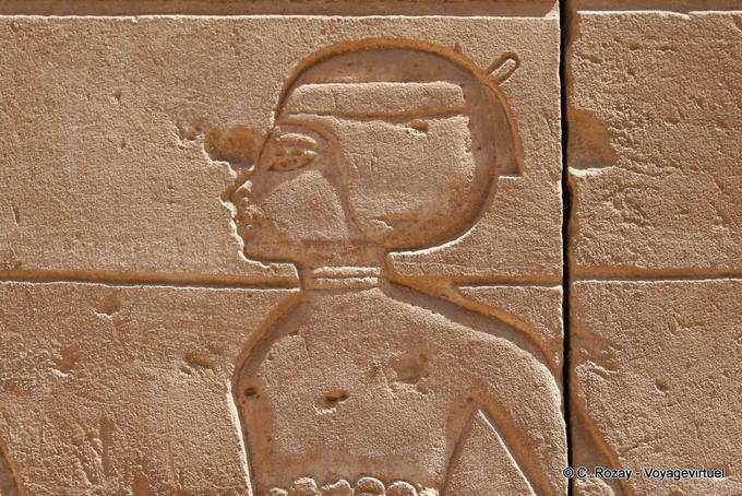 Weibliches Profil auf den Steinblöcken, Karnak-Tempel - Aegypten