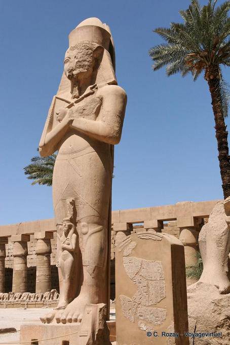 Hohe Statue von Ramses II, mit seiner Tochter und königliche Braut auf ihren Füßen, Karnak - Aegypten