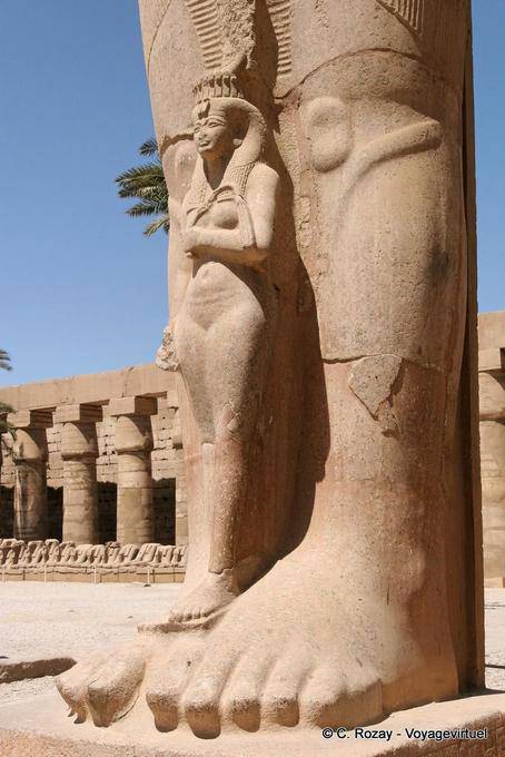 Die Prinzessin Bentata zwischen den Beinen des Steinkoloss, Karnak - Aegypten