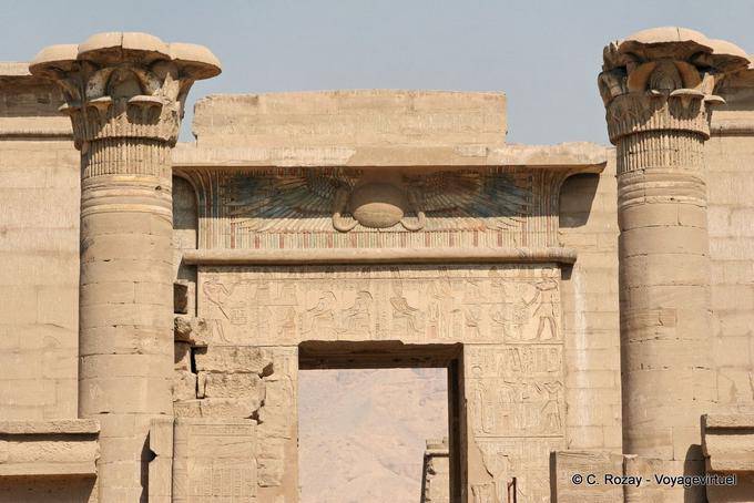 Pediment am Eingang des Schlosses von Millionen von Jahren von Ramses III, Medinet Habu - Aegypten