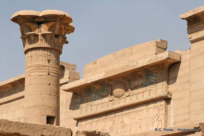 Der obere Teil der Tür oder Migdol, andere Ansicht, Medinet Habu, Luxor - Aegypten