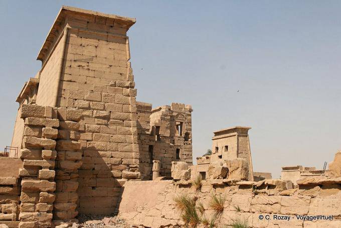 Wehrturm hinter dem Eingangspylon, Medinet Habu, Luxor - Aegypten