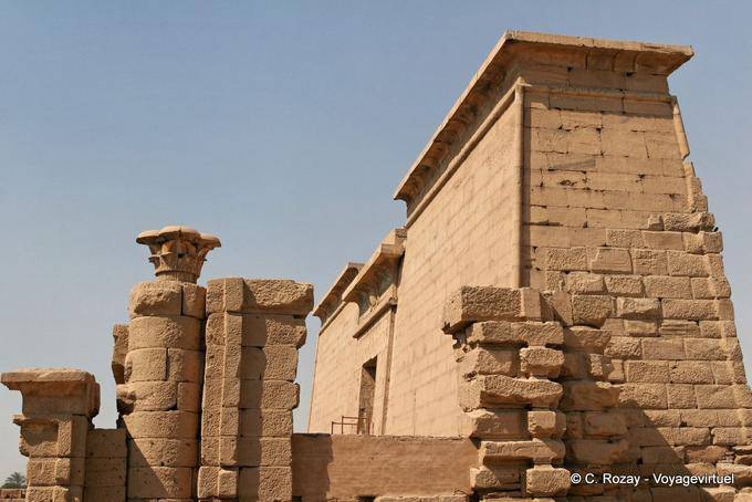 Außerhalb Pylon von der Seite gesehen, Medinet Habu - Aegypten