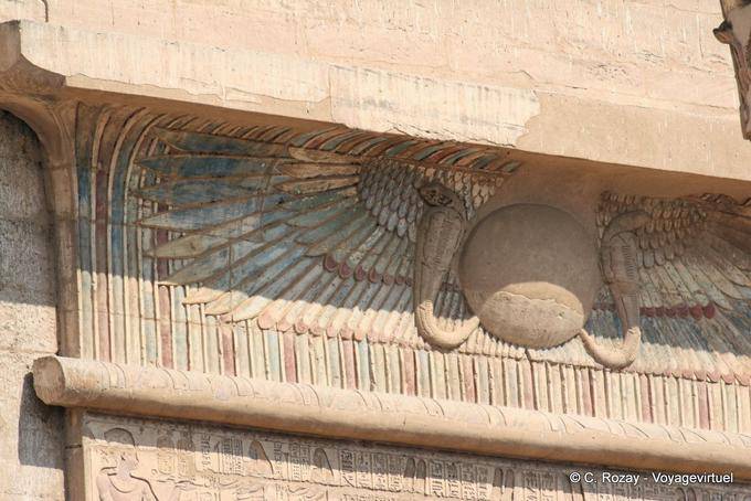 Geflügelte Sonnenscheibe und Schlangen, die die Göttinnen Schutz Ober- und Unterägypten, Medinet Habu - Aegypten