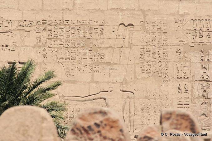 Hieroglyphen und Amun-Re in der ersten Pylon des großen Tempels, Medinet Habu - Aegypten