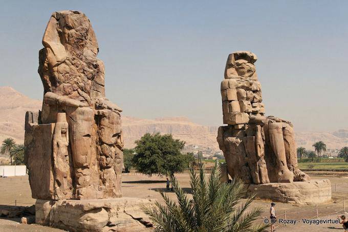 Theben, die zwei Kolosse von Memnon, monumentale Steinskulpturen - Aegypten