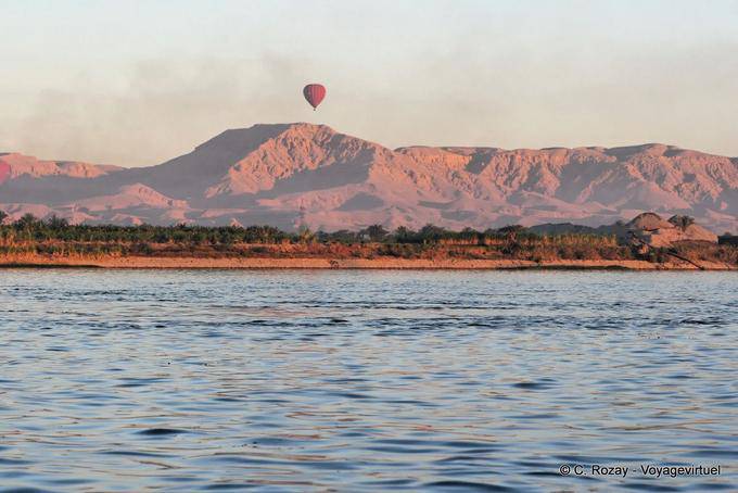Heißluftballon bei Sonnenaufgang, Luxor - Aegypten